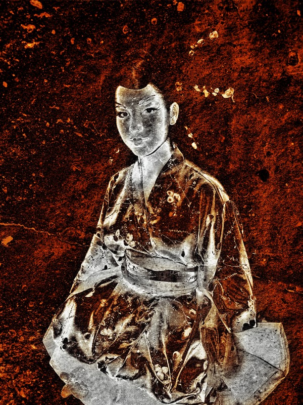 INVEKTO LIV - Sedící geisha...